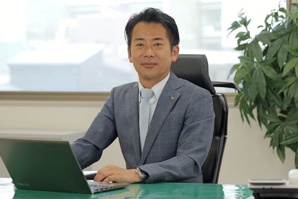 取締役社長：平岡 誠司